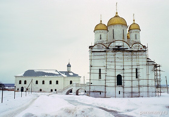 Справа собор Рождества Богородицы Лужецкого Ферапонтова монастыря