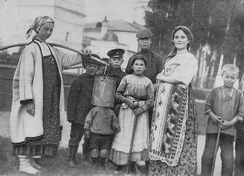 Жители села Константиново. Третий справа в кепке - Сергей Есенин. На заднем плане подворье Иоанно-Богословского монастыря