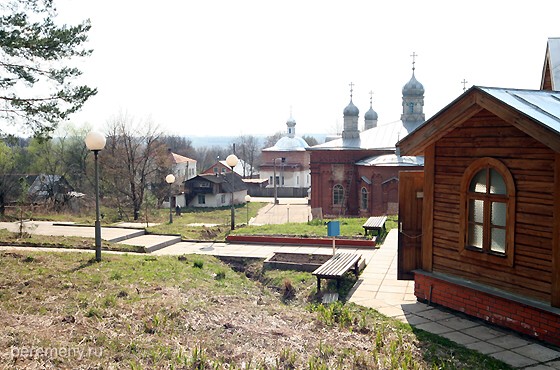 Территрия Жабынского монастыря: дорожки, фонарики, справа купальня