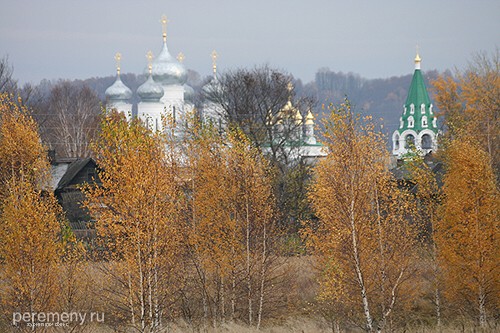 Вид на монастырь с дороги, идущей из Нижнего Новгорода