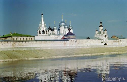 Макарьев монастырь с парома, курсирующего между Лысково и Макрьево