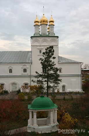Монастырская трапезная и Успенская церковь. Ротонда с зеленой крышей стоит над могилой Аврамия