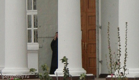 Перед вечерней службой монашка в портике Макарьевского храма жалуется кому-то по мобильнику: "Я подготовилась, все свои грехи написала по порядку. А он начал спрашивать вразбивку, и я запуталась".