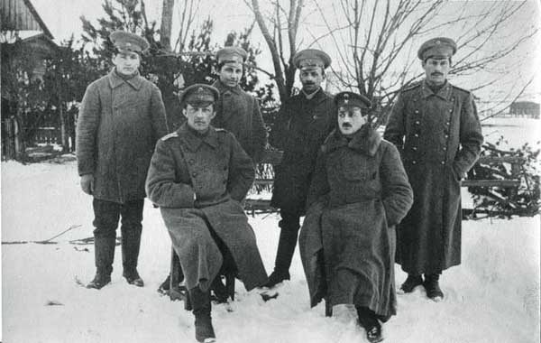 Александр Блок (сидит, слева) на военной службе, 1916 год