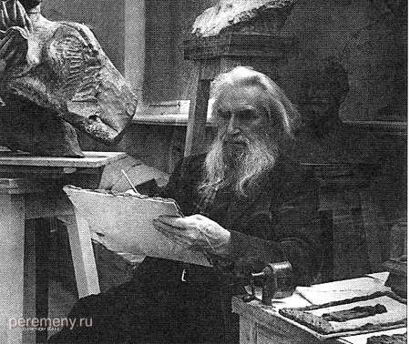 Сергей Коненков в своей мастерской