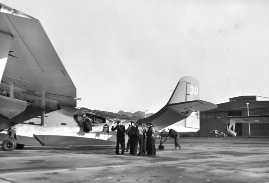 Командир Спецгруппы проводит последний инструктаж перед вылетом «Каталин» из Америки. Фото из архива автора