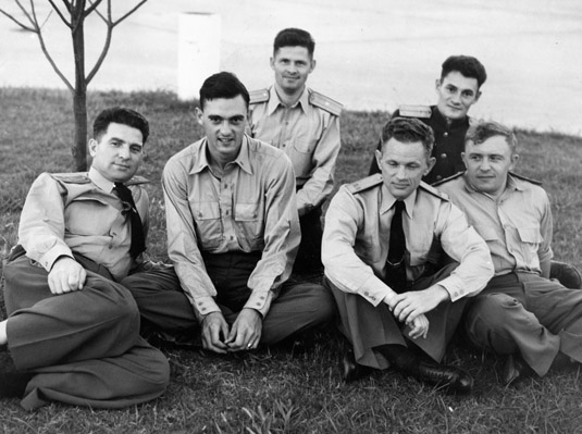 Боевые товарищи. Слева направо: полковник М.Чибисов, американский лейтенант-переводчик Г.Гагарин, майор А.Шапкин, подполковник В.Терциев, капитан Генкин, майор И.Сальников. США, Элизабет Сити, 1945 г.. Фото из архива автора
