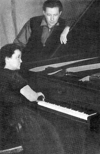 Александр Солженицын и Наталья Решетовская музицируют в Рязани. 1958 год