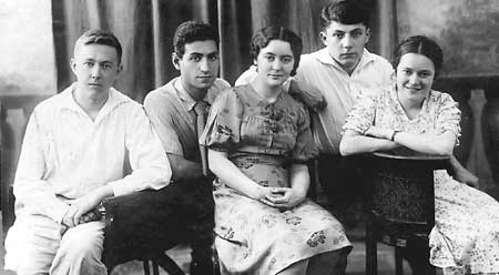 Слева направо: Александр Солженицын, Кирилл Симнян, Наталья Решетовская, Николай Виткевич, Л. Ежерец. Май 1941 года