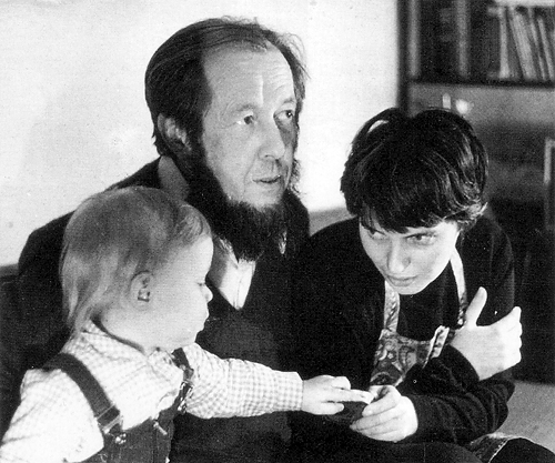 Александр Солженицын с Натальей Светловой и первым сыном Ермолаем