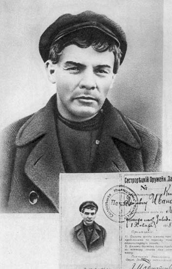 Замаскированный Ленин - в парике и в гриме и с документом простого рабочего.