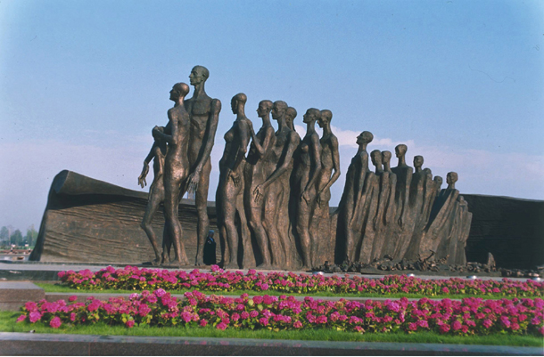 Скульптурная композиция "Трагедия народов" (бронза, высота - 8 м). Автор - Зураб Церетели. Москва, 1996 год.