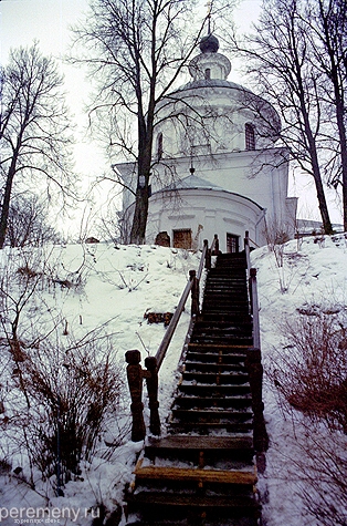 От церкви к источнику ведет деревянная лестница