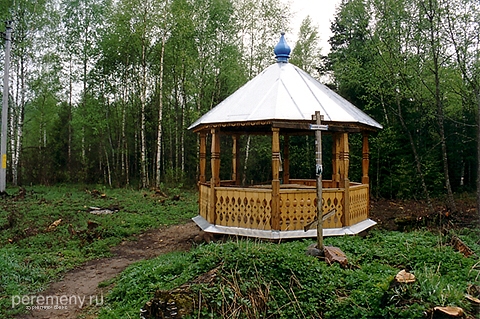 Глазной источник располагается у входа в монастырь