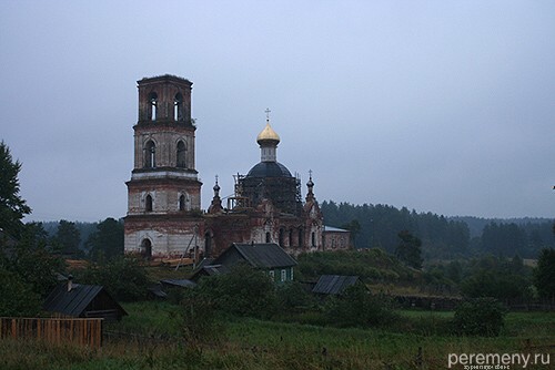 Церковь Богородицы, стоящая на месте явления икон. Когда я подъехал к городищу, вдруг стемнело и начался ливень