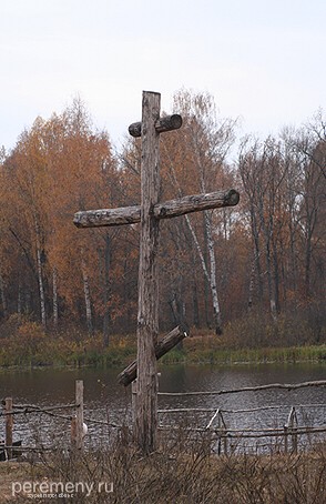 Этот крест поставлен как маяк на берегу озера