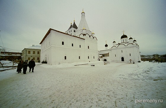 Введенский Владычный монастырь. Слева храм Георгия Победоносца, справа Введенский собор