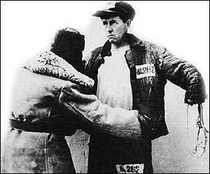 Александр Солженицын. Как уже было сказано, это - постановочная фотосессия, произведенная уже после того, как Солж вышел из зоны.