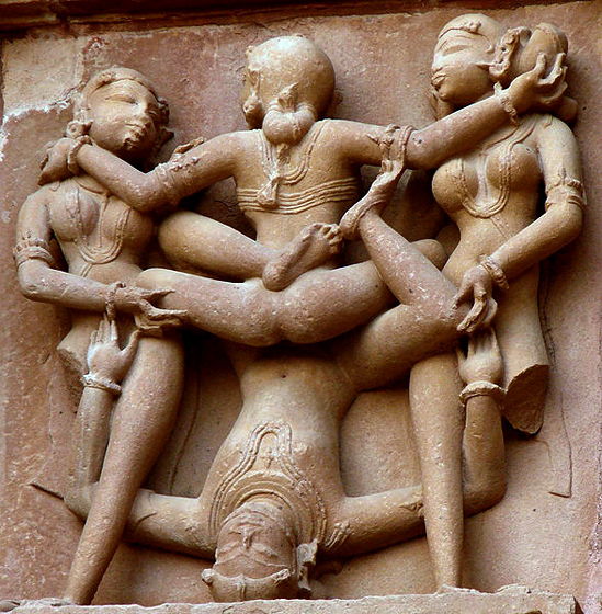Сексуальная сцена на стене индуистского храма в Кхаджурахо
