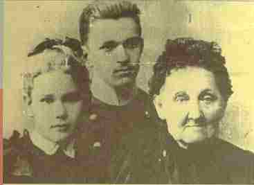 Дмитриева с матерью и братом