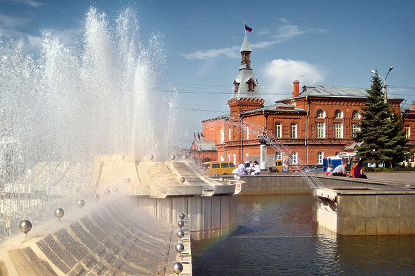 Омск. Фонтан на театральной площади, городской совет. Фото: Антон Денисенко