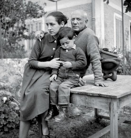 Пабло со своей возлюбленной Франсуазой Жило и их сыном Клодом, 1952 г.