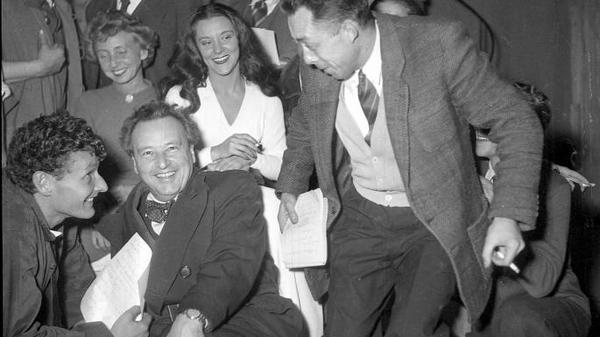Высший свет: Камю (справа) и друзья в его пьесе «Осада государства», 1948 г.