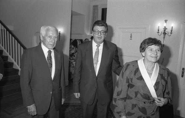 Юнгер (слева) и его жена Liselotte на приеме президента Бундестага, 1986 г.