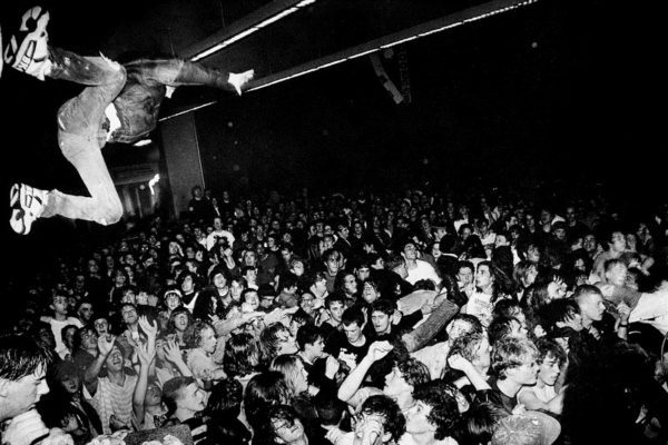 Один из фанатов прыгает в толпу со сцены во время концерта группы Nirvana 