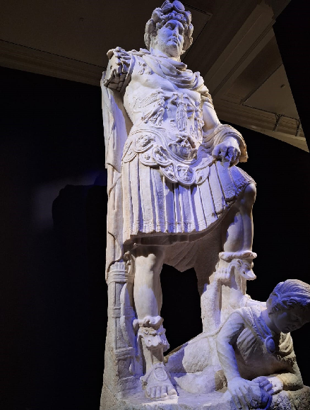 Статуя императора Адриана из коллекции Стамбульского археологического музея. Фото автора.