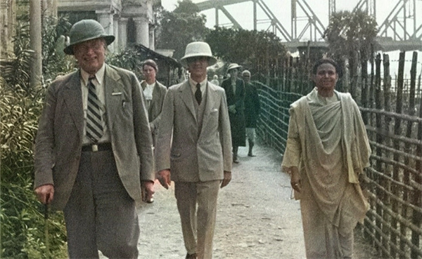 Юнг в Индии, во время своей поездки в 1938 году. На фото - слева. Справа - монах Ордена Рамакришны, с которым Юнг посчитал достаточным встретиться, чтобы не ехать к Рамане Махарши. С самим Рамакришной он, разумеется, не встречался, потому что тот покинул тело в 1886 г.