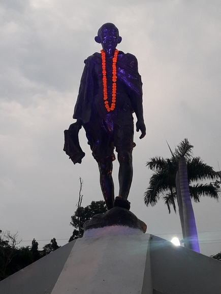 Университет Рабиндраната Тагора. Махатма Ганди в новогоднем убранстве. Фото автора.