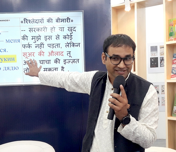 Филолог-академист Сону Саини на Международной книжной ярмарке в Калькутте. Фото автора.