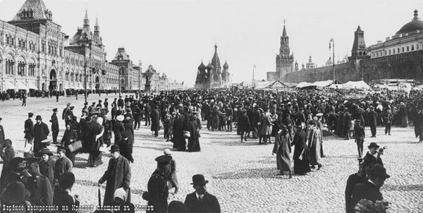 Гуляние москвичей на Красной площади в Вербное воскресение