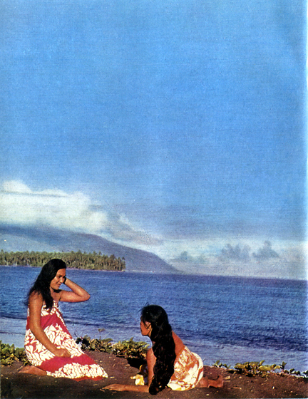 2. С тех пор как Таити был открыт в 1767 г., европейцы не устают восхвалять прекрасный остров и прекрасных таитянок. Что хвала справедлива, Гоген убедился, когда поселился в Матаиеа, где и сделан этот снимок с видом на Малый Таити.