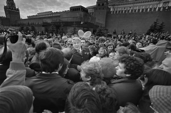 Первый День города первого секретаря МГК КПСС Б.Н.Ельцина на Красной площади. 1987 г. Фото ЕВГЕНИЯ ФЕДОРОВСКОГО