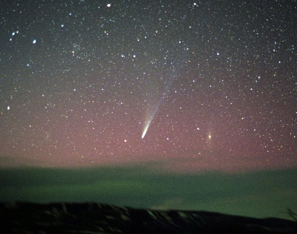 4 апреля 2002 года. Ikeya-Zhang: Comet Over Colorado. Credit & Copyright: Jimmy Westlake (Colorado Mountain College)