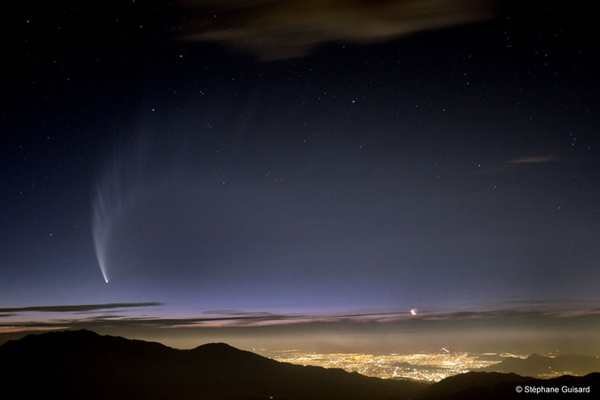 Comet McNaught Over Chile. Credit & Copyright: Stéphane Guisard