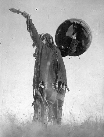 Алтайская шаманка во время камлания (1928 год)