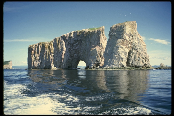 Известняковая скала в море