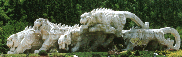 Атакующий тигры. Китайская парковая скульптура