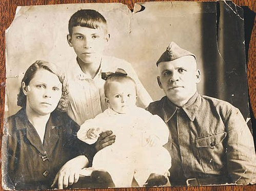 В Интернете все же нашлась фотография семьи деда Афанасия, подпись к ней: Афанасий Фёдорович Медведев, дед Дмитрия Медведева по отцовской линии, с женой Надеждой Васильевной и детьми Анатолием и Светланой, 1941 год. Остается вопрос: почему имя бабушки не названо в родословной, рассказанной в книге Сванидзе?