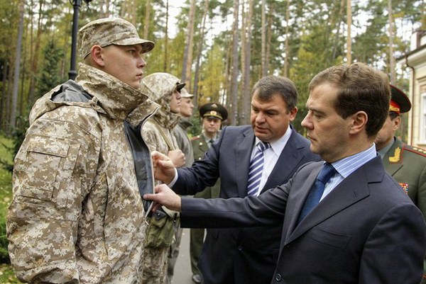 Президент Медведев, министр обороны Сердюков, новая форма