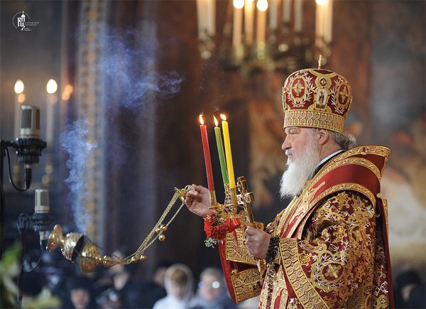 Патриарх Кирилл на пасхальной службе 2012 года