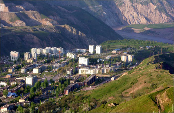 Город Рогун. Вдали река Вахш, на которой строится Рогунская ГЭС