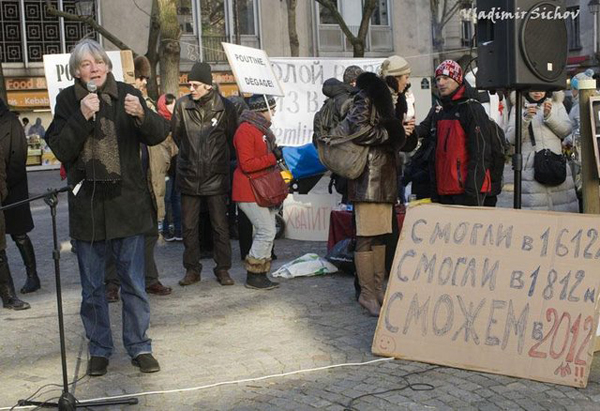 Интеллектуальный Андре Глюксман выступает в Париже на антипутинской демонстрации. Плакатик в правом нижнем углу уж больно говорящий