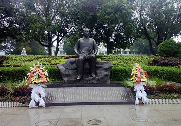 Памятник Чжоу Эньлаю в пригороде Гуанчжоу 