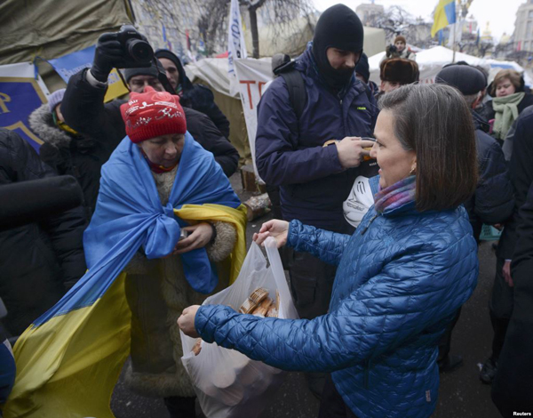 Заместитель госсекретаря США Виктория Нуланд  причащает украинцев печеньем