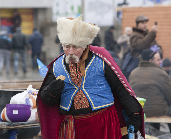 Украинец, причастный западным (западенским) ценностям исследует печенье