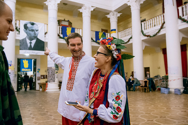 Жиди и москали (Красовский и Собчак), переодевшись в хохлов, наносят визит в бандеровский Киев. Фото: Владимир Шуваев